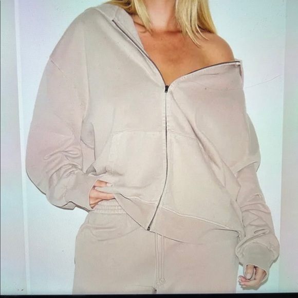 SKIMS Tops - NWT SKIMS Oversized Fleece Hoodie Color Light Fawn